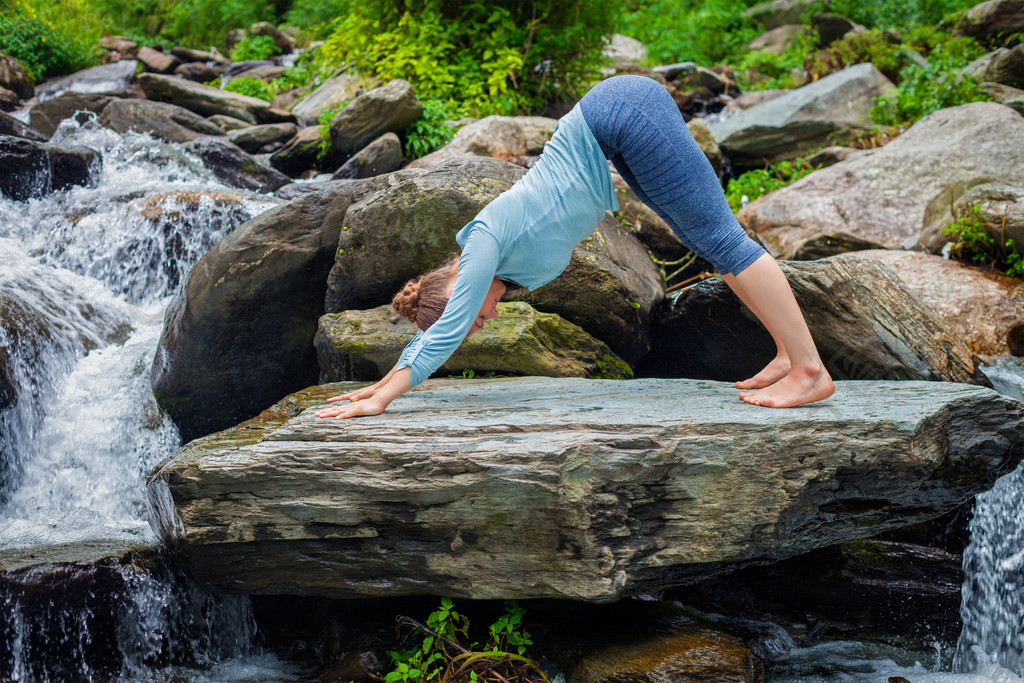 做瑜伽asana adho mukha svanasana-向下的狗-surya namaskar太阳致敬