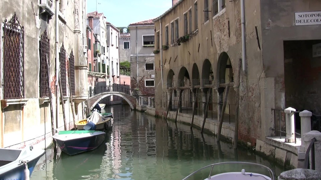 Blick auf einen Kanal mit BootenVenedig