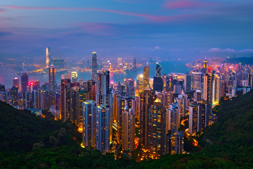 香港著名看法-香港摩天大樓地平線都市風景視圖從在晚上藍色小時闡明