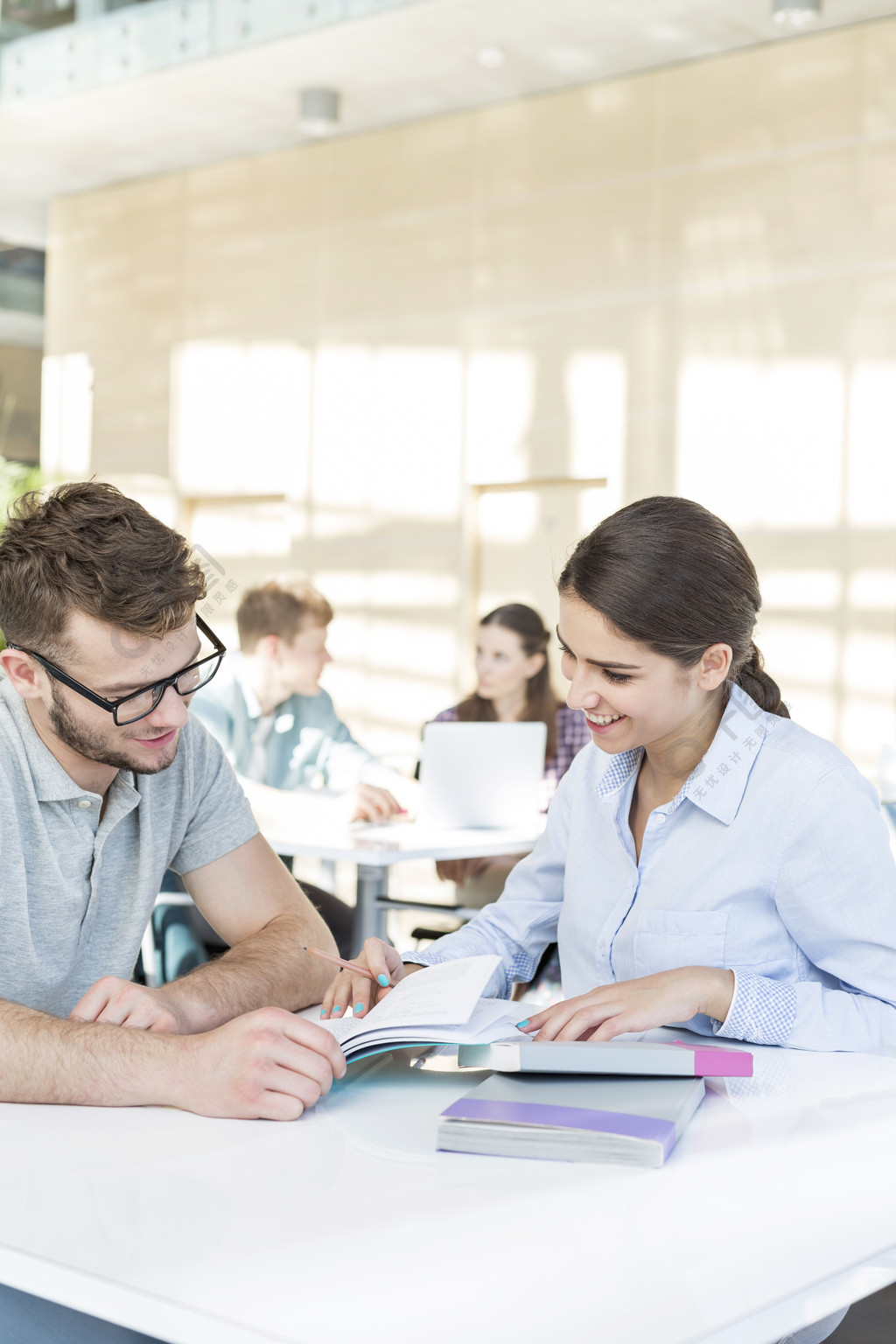 学生在大学图书馆的桌上一起学习