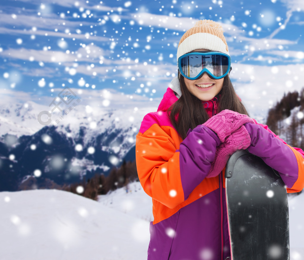 冬天,休闲,体育和人们的观念—幸福的年轻女人在滑雪镜与滑雪板在