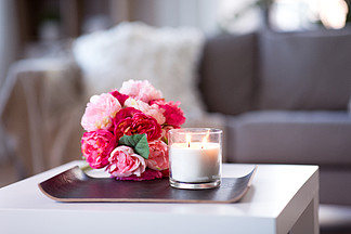 装饰，hygge和舒适性概念-在舒适的家中<i>燃</i><i>烧</i>香薰蜡烛和花束在家里<i>燃</i><i>烧</i>香薰蜡烛和花束