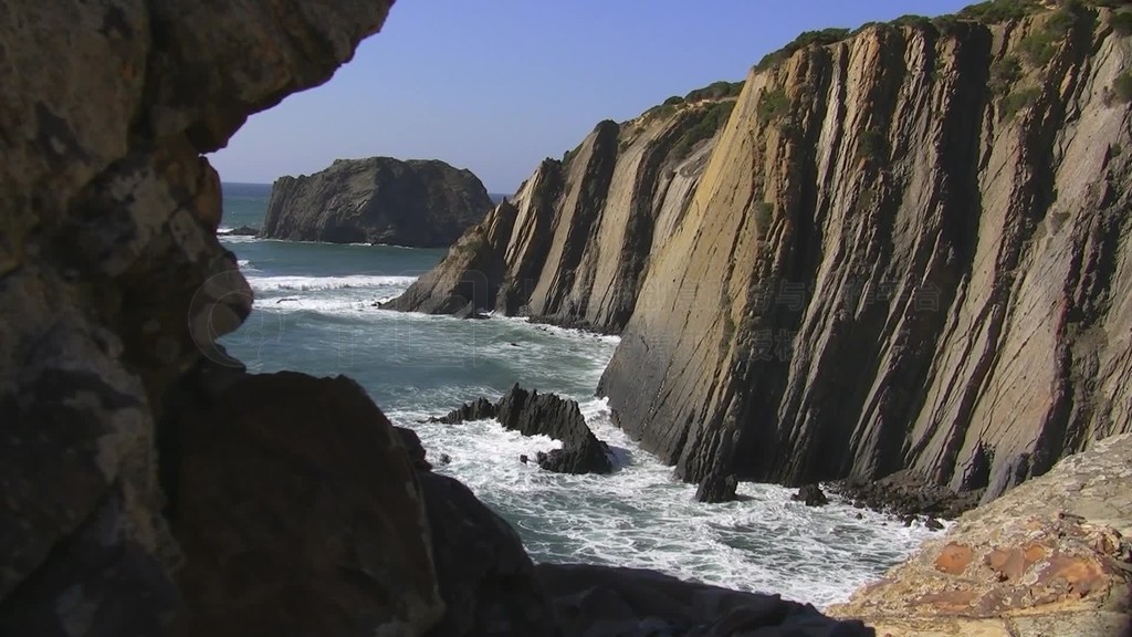 Blick auf hohe Klippen eine steinige Bucht?ѶɭFelsen im Meer˹أKuste der AlgarveͶϣ÷