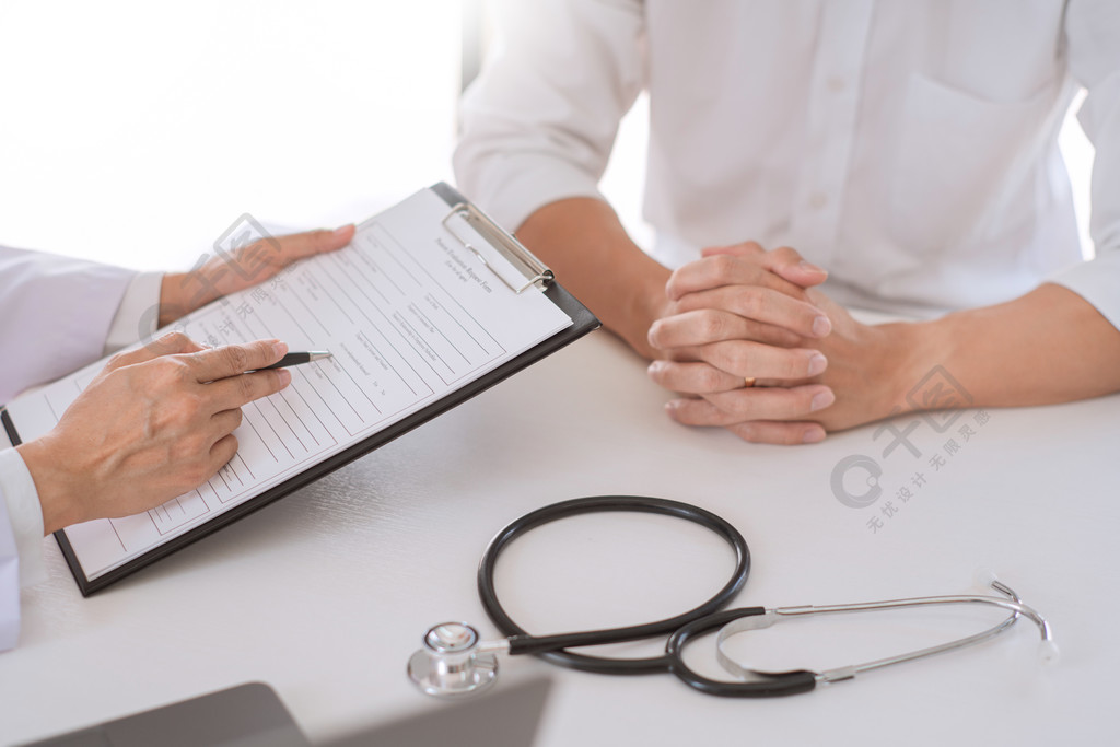 医生和病人咨询或讨论有关诊断和提供建议医学和卫生保健的概念
