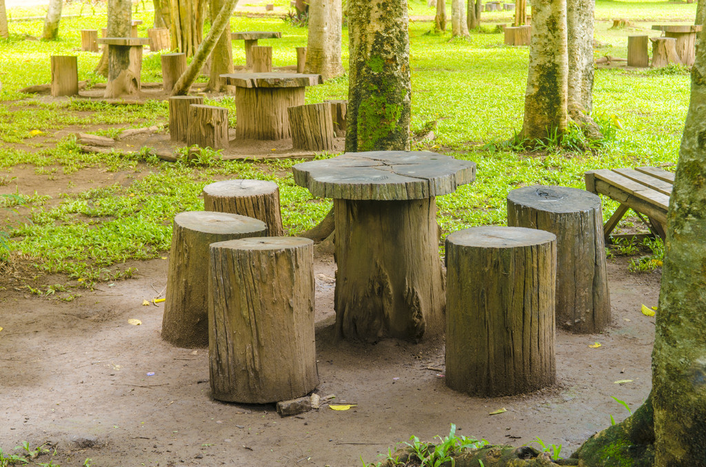 树桩在公园座椅花园家具从木日志制成