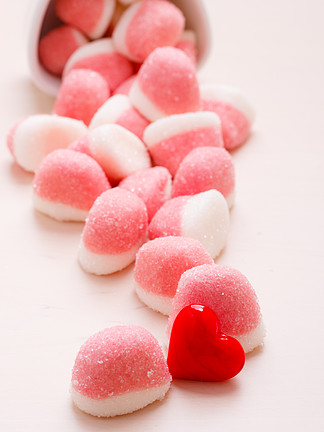 <i>甜</i><i>蜜</i>的糖果食品在木桌粉红果冻或棉花糖糖在白碗饰以红色心脏爱情符号
