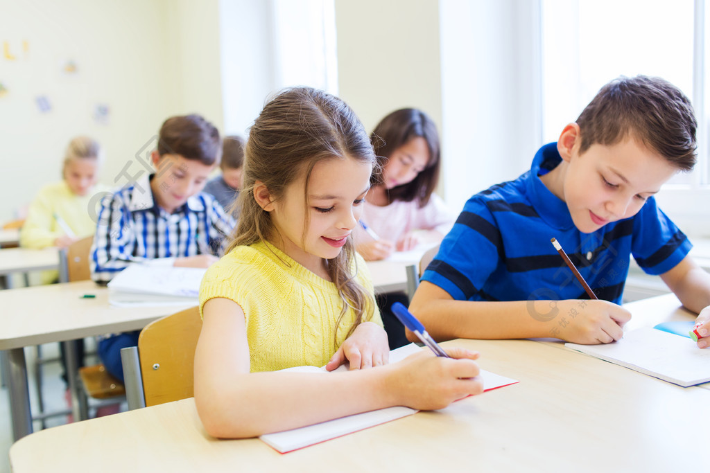 教育,小学,学习和人们观念-组的学校孩子们用笔和笔记本在教室里写