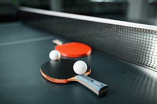 乒乓球球拍和球在净特写镜头，没人，乒乓球概念室内乒乓球，运<i>动</i>游戏的<i>动</i>机，积极健康的生活方式，乒乓球乒乓球球拍和球在净特写