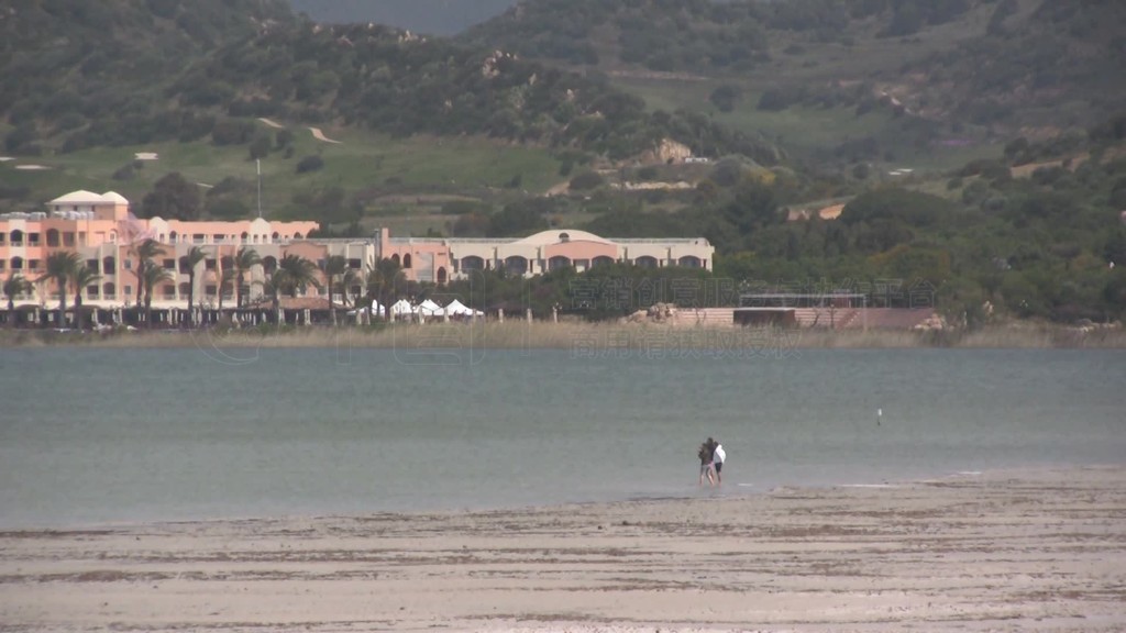 Blick auf einen Strand bei Ebbe mit Dnnen im Hintergrund