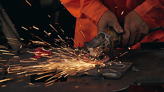 专业技工用旋转金刚石刀片切割机切割金属钢钢<i>铁</i>工业和车间的概念