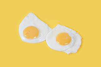 在黄色背景的煎<i>蛋</i>煎<i>鸡</i><i>蛋</i>