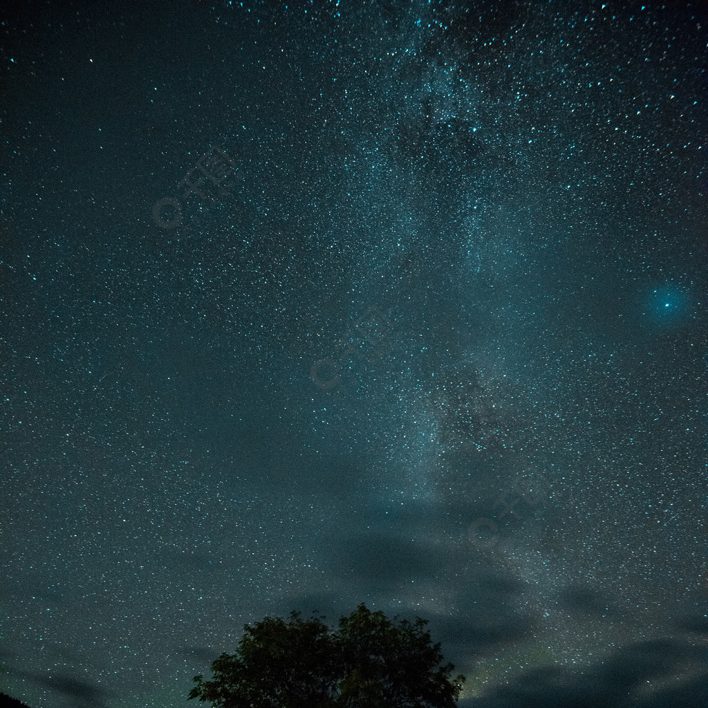 夜空星空夜晚的星星在山上的天空