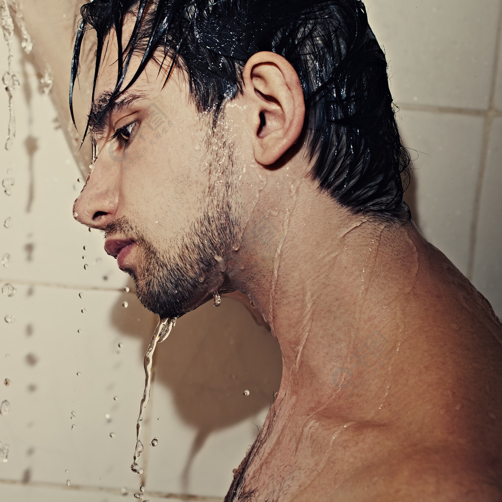 在浴室洗澡的男人照片摄影图片_ID:139981824-Veer图库