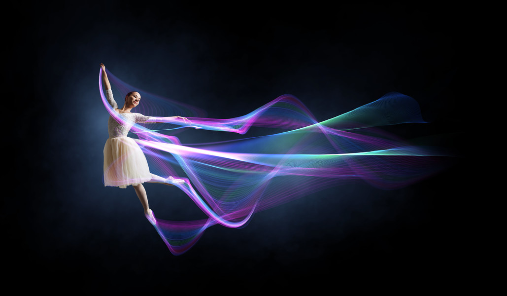 24白色礼服的端庄的妇女舞蹈家反对黑暗的背景跳芭蕾舞者28855红色