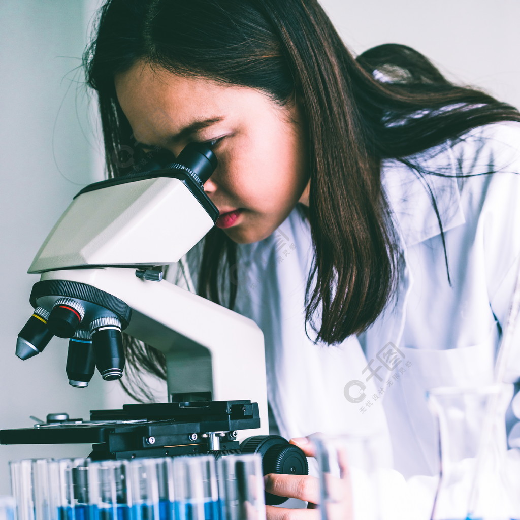 工作在實驗室和審查在試管的女科學家生物化學樣品科學技術研究開發的