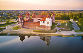 中世纪米尔城堡群在春天日落时的鸟瞰图著名的地标，教科文组织世界遗产白俄罗斯Mirsky zamok的无人机全景图