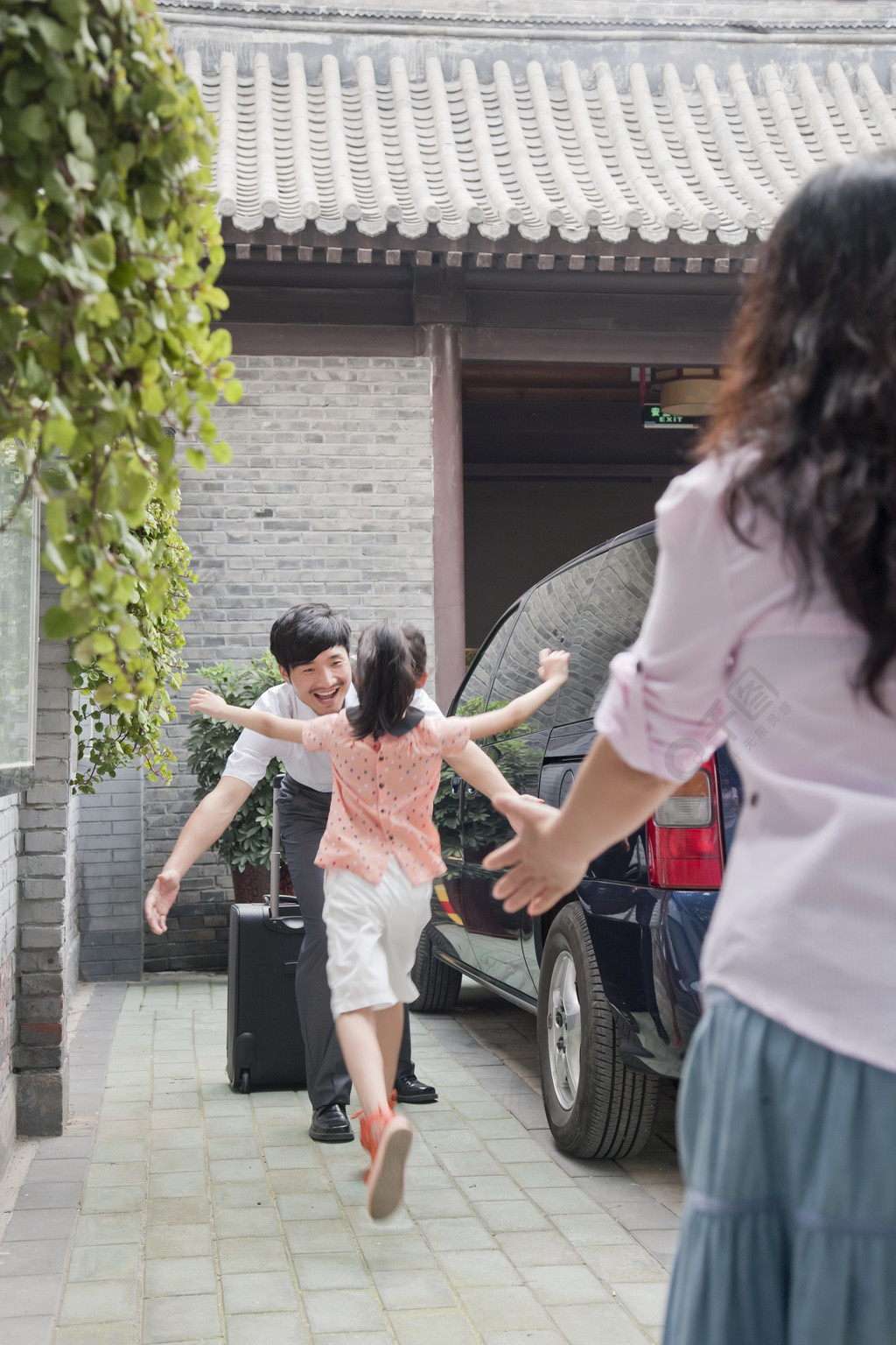 抱着美女跑孩子图片