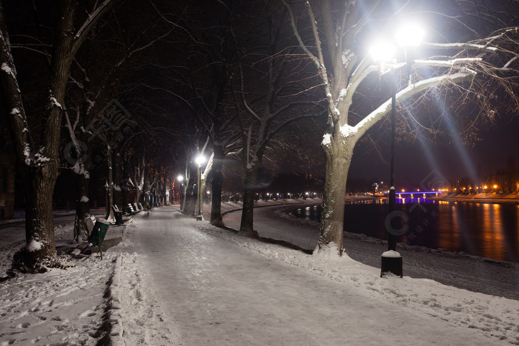 積雪的堤防在晚上城市美麗的冬天風景大雪覆蓋的路堤的夜景