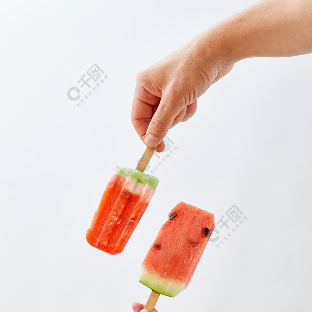 果子冰淇凌的创造性的食物构成在一只女性手上和西瓜水多的片断在棍子