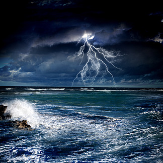 海中的雷暴晚上惊涛骇<i>浪</i>与大<i>浪</i>和闪电的形象