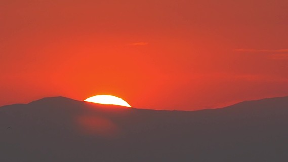 太阳落山,周围的天空是鲜红色的