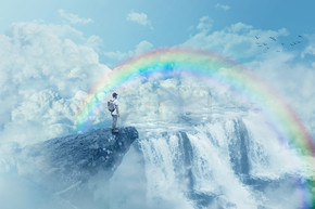 看与瀑布的峭壁的年轻男孩天际在云彩上在天堂中彩虹下的人生旅程鼓舞人心的假想观点
