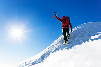 极限冬季运动：登山者<i>到</i>达阿尔卑斯山的雪峰顶