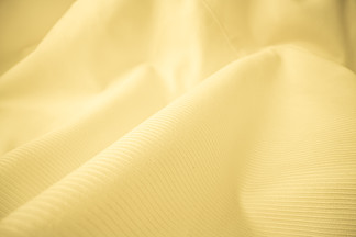 在宏观射击的发光的流动的布料纹理<i>波</i><i>浪</i><i>状</i>干净的丝绸编织材料纺织抽象背景