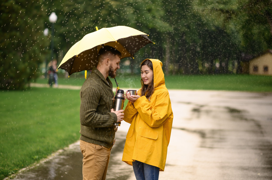 潮 i> i>溼 /i> /i>的天氣,在巷子裡愛情侶在公園,夏天下雨天喝熱茶