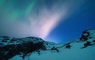 北極光在冬天與綠色的極地 i>燈 /i>和雪山的夜景極光的星空性質空間