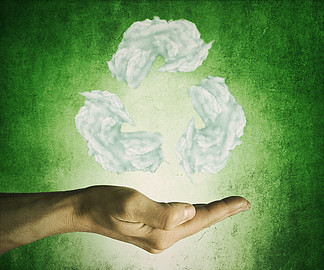 举行回收的被张开的手回收从云彩的标志在绿色背景<i>友</i><i>善</i>环境与可持续发展理念