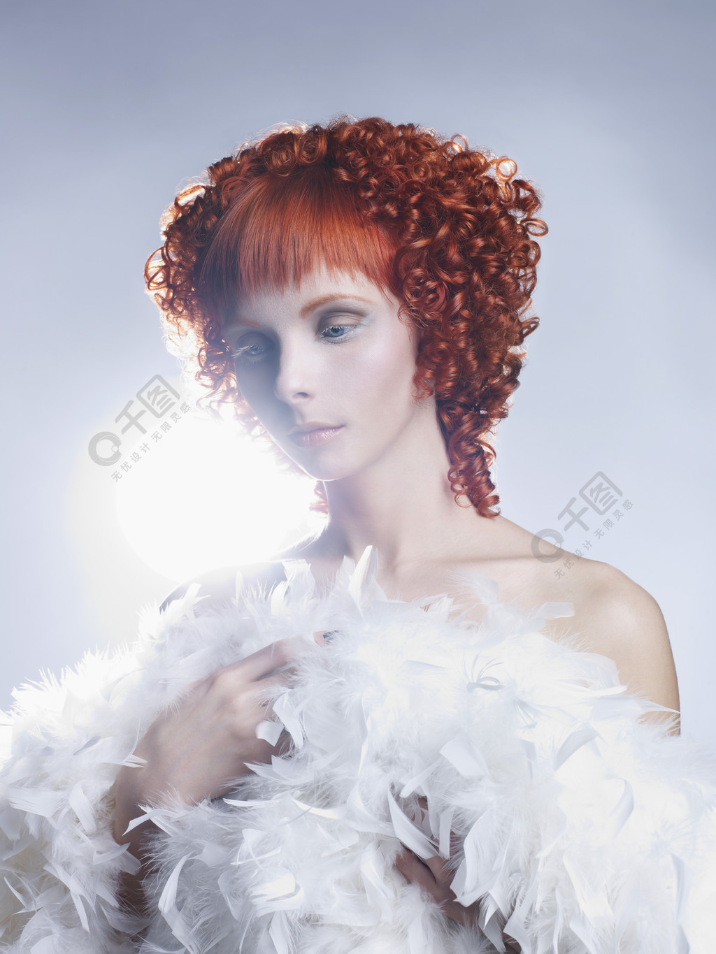红头发的年轻天使女人的画像