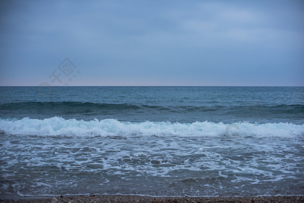 海洋和天空藍色的大海,海浪與天空