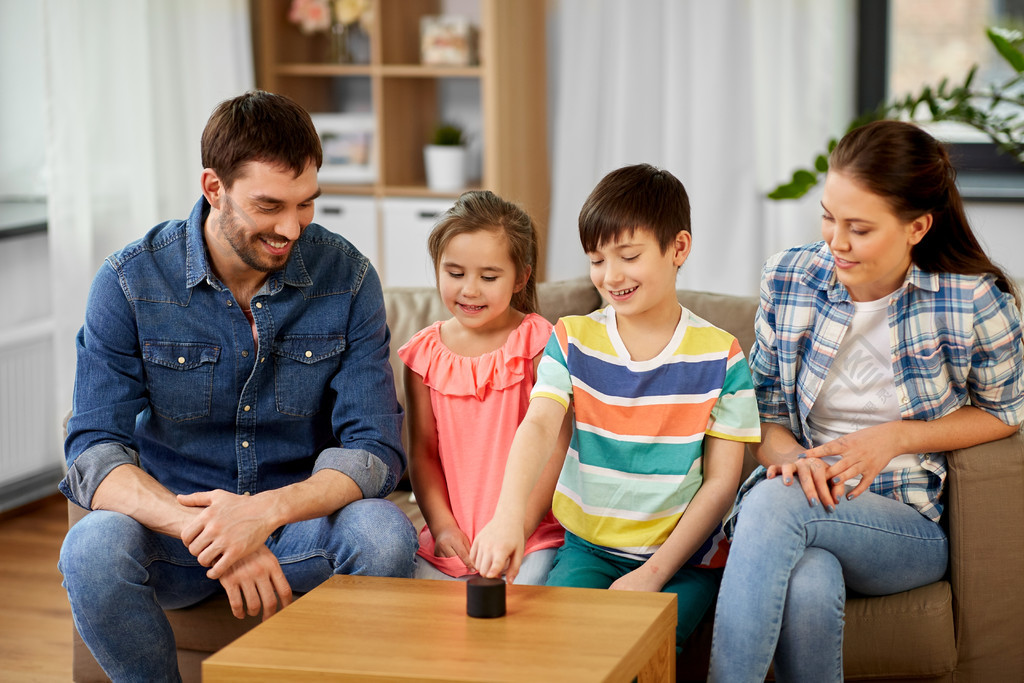 家庭技术和事物的互联网概念快乐的父亲母亲小儿子和女儿在家里有聪明