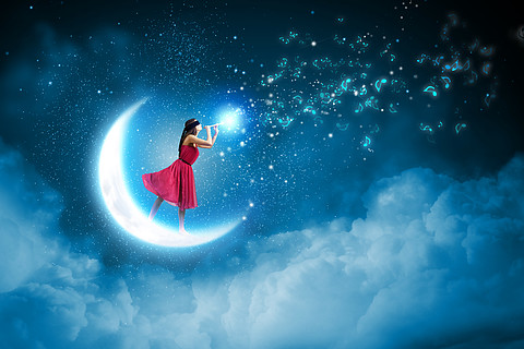 女人站在月亮下的图片图片