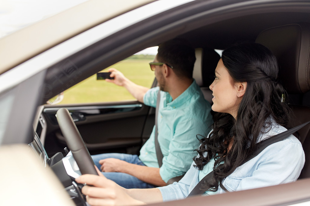 公路旅行,休闲,夫妇,技术和人的概念— —幸福的男人和女人在车里开车