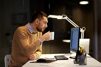 它，截止日期和人的概念— —喝咖啡在晚上办公室计算机代码的人人喝着咖啡，在办公室代码上工作男人喝咖啡，在办公室代码上工作