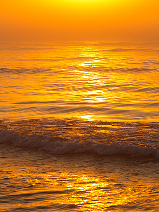 神奇多彩的红色日落黄昏海的地<i>平</i><i>线</i>宁静的场面自然本底景观 Beatiful夕阳红在海面