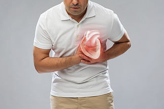 人，医疗保健和健康问题的概念— —关闭中年男子心脏病发作或心痛在灰色的背景男人有心脏病发作或心痛的特写