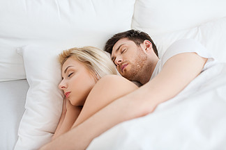 人，休息和关<i>系</i>概念— —幸福的夫妇，在家里的床上睡觉