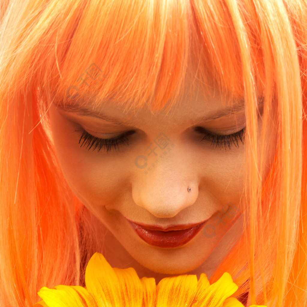 向日葵的可爱的橙色头发女孩的图片