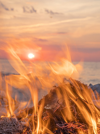 日落时分，一场大火在海边燃烧