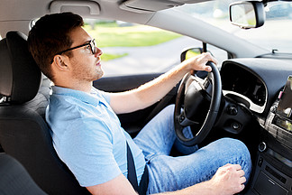 的觀念-人或驅動器在夏天駕駛汽車的眼鏡男人或司機在夏天開車的眼鏡