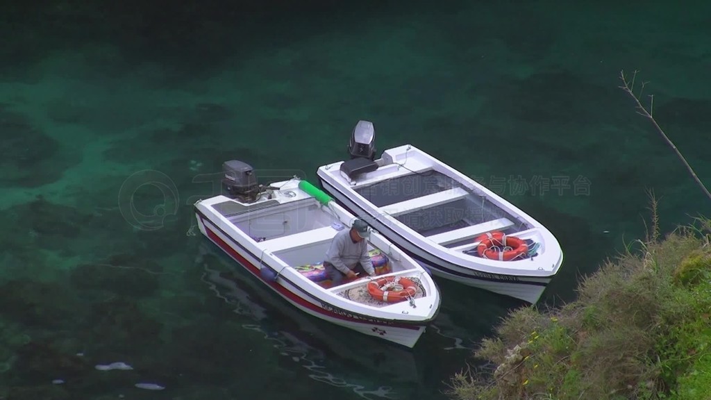 Zwei weie MotorbooteڸѧMein mit Steinen vor AnkerߣEinem der Boote sitzt ein Mann˶˹ء¡ά