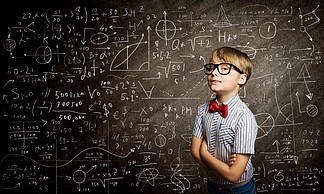 聪<i>明</i>的男生红色眼镜的天才男孩在黑板上用公式附近