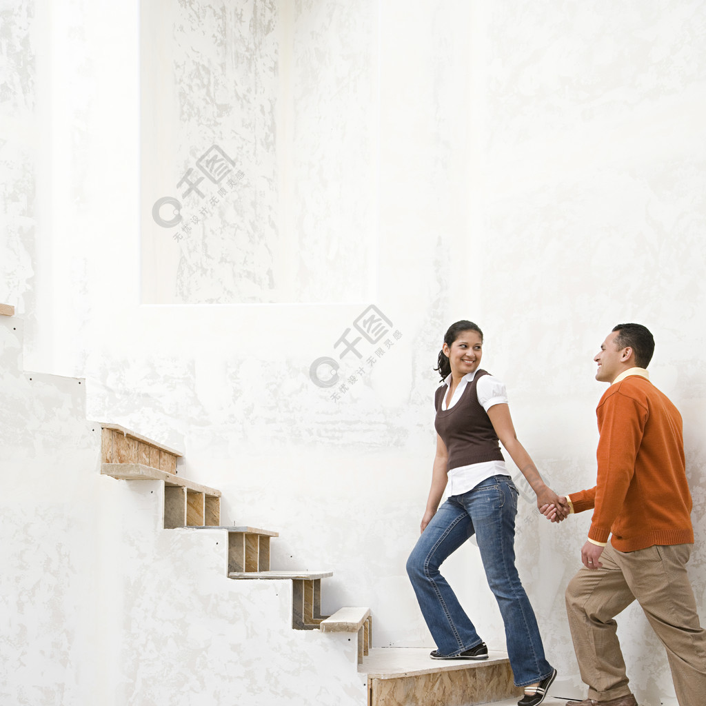 夫妻走上楼梯人物形象免费下载