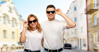 旅行，旅游和度假的概念— —幸福的夫妇，在白色的t恤和太阳镜在城<i>市</i>的街道背景幸福的夫妇，在城<i>市</i>的t恤和太阳镜