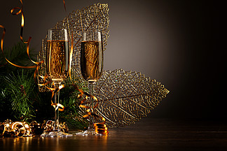 杯<i>在</i><i>新</i>年晚会的香槟准备迎接<i>新</i>年的两个香槟杯