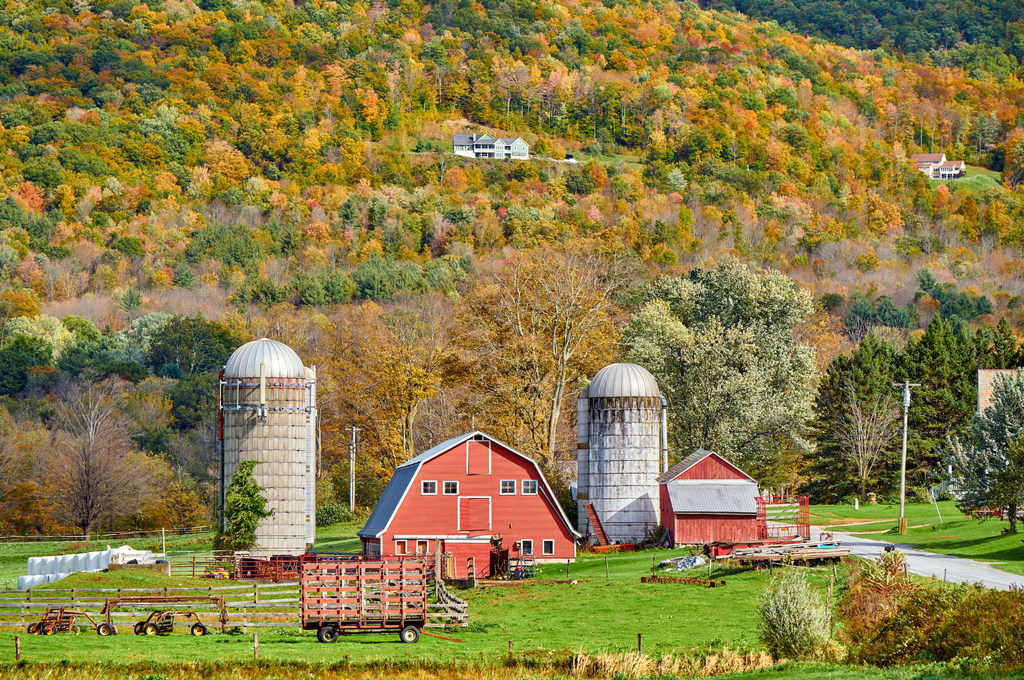农场与红色谷仓和筒仓在美国佛蒙特州西阿灵顿的阳光明媚的秋日