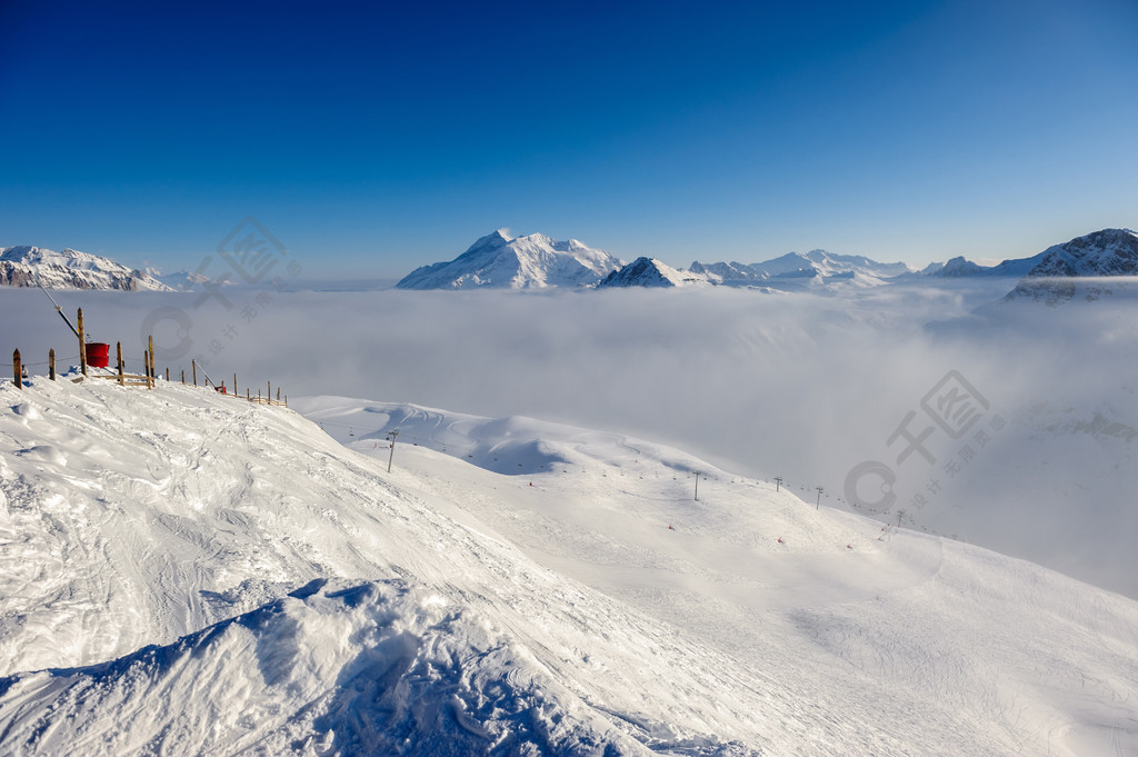 與低雲的高山冬天山風景用雪蓋的法國阿爾卑斯在晴天法國伊澤爾谷